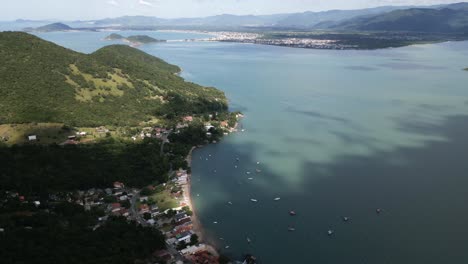 drone vuela sobre la parte sur de la isla de santa catarina vista aérea de florianópolis brasil