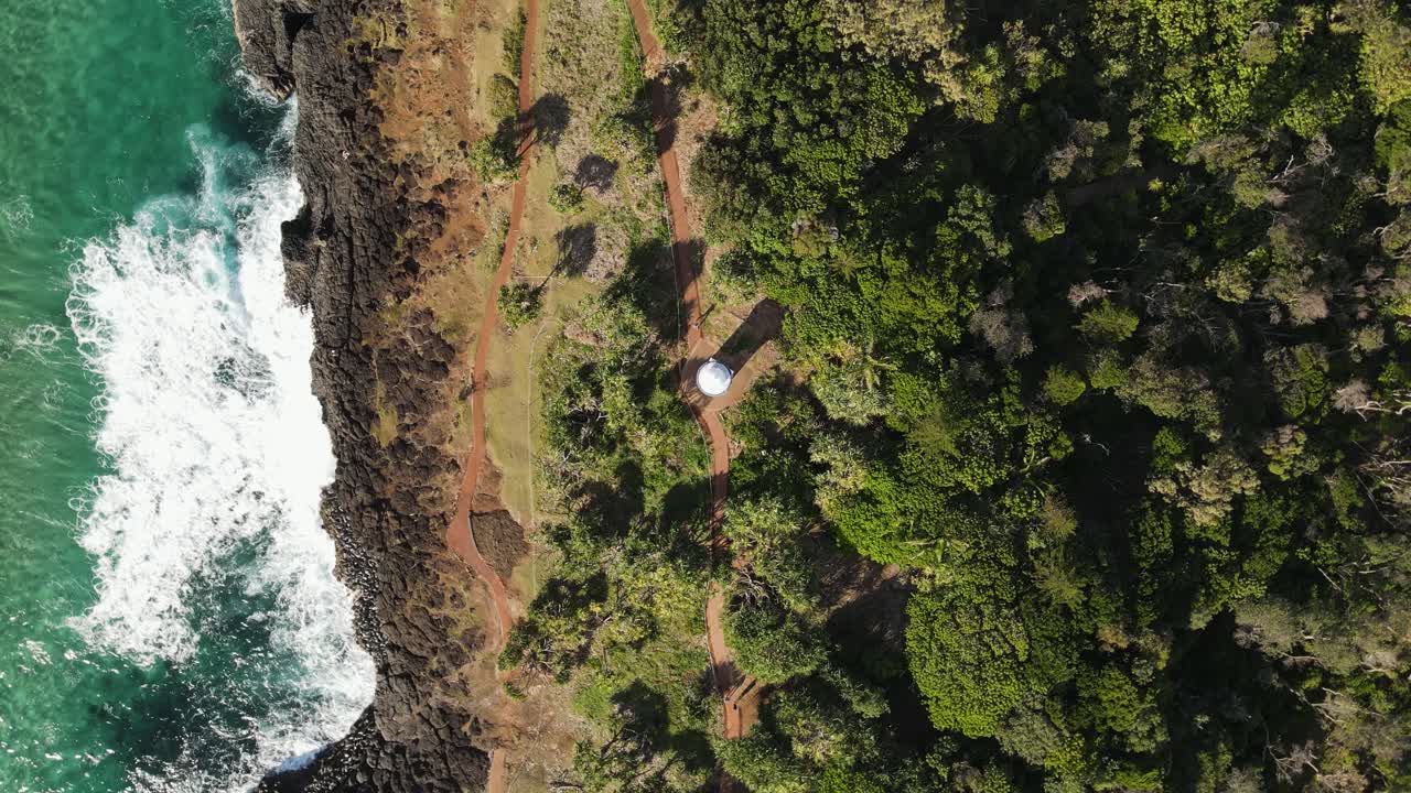 작은 등대 가 있는 바위 cliff face 에 부 ⁇ 히는 파도의 독특 한 회전 시야