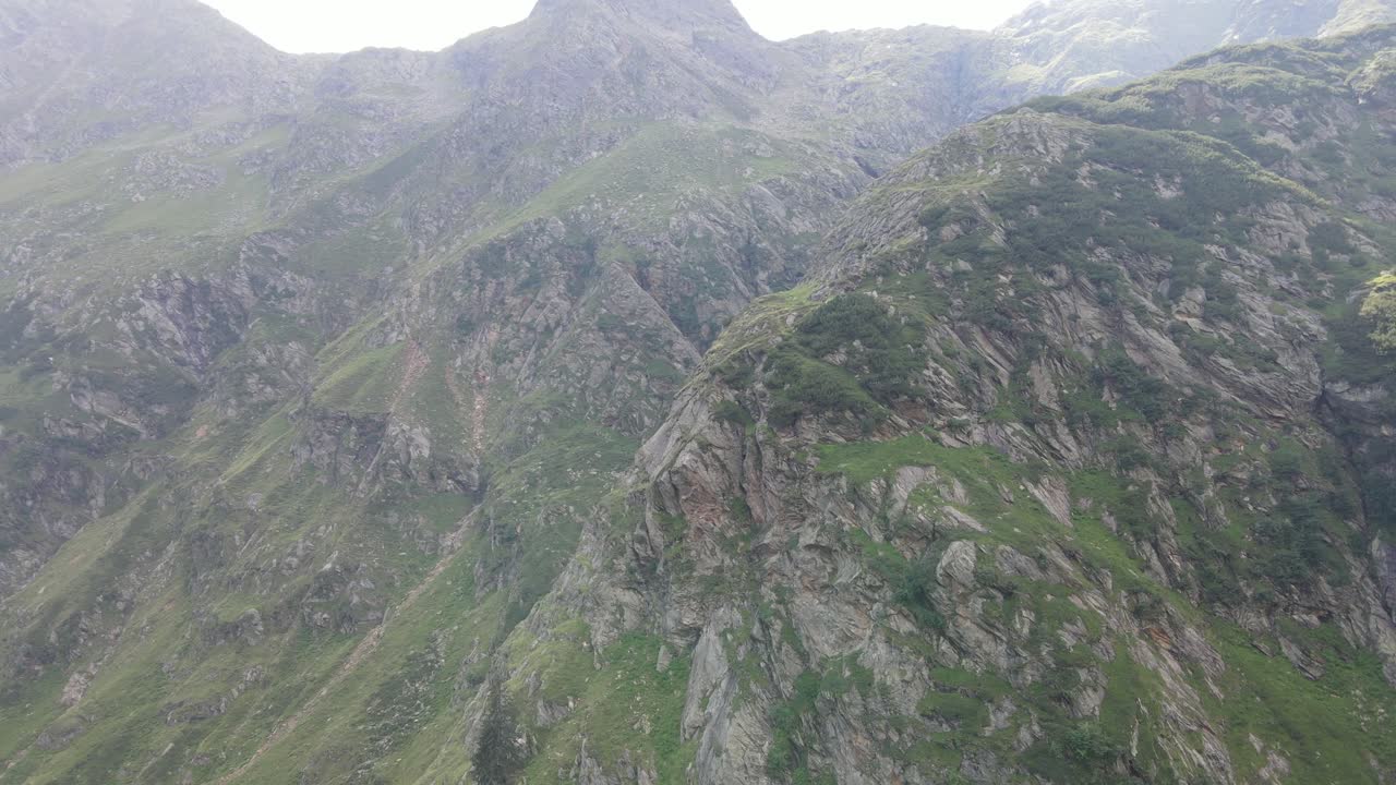 Video de dron de gran angular de las hermosas montañas en el norte de Italia con una cascada gigante y un río. Cerca de los Dolomitas en el Tirol del Sur