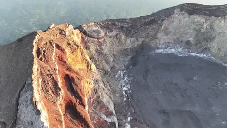 mirando hacia el cráter del volcán activo monte agung - bali