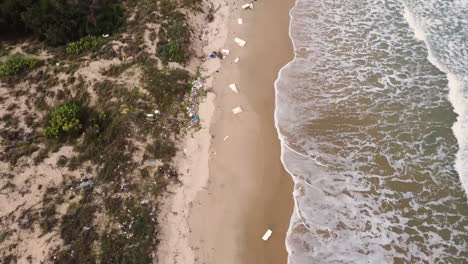 Luftüberführung-Verschmutzter-Strand-Mit-Schaumplattenmüll