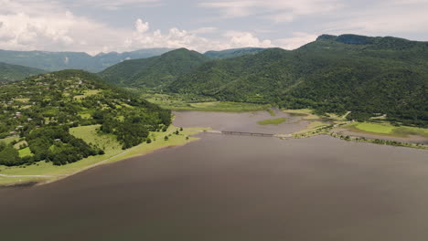 Embalse-Del-Lago-Tkibuli-Exuberante-Bosque-Valle-Y-Puente-En-Georgia