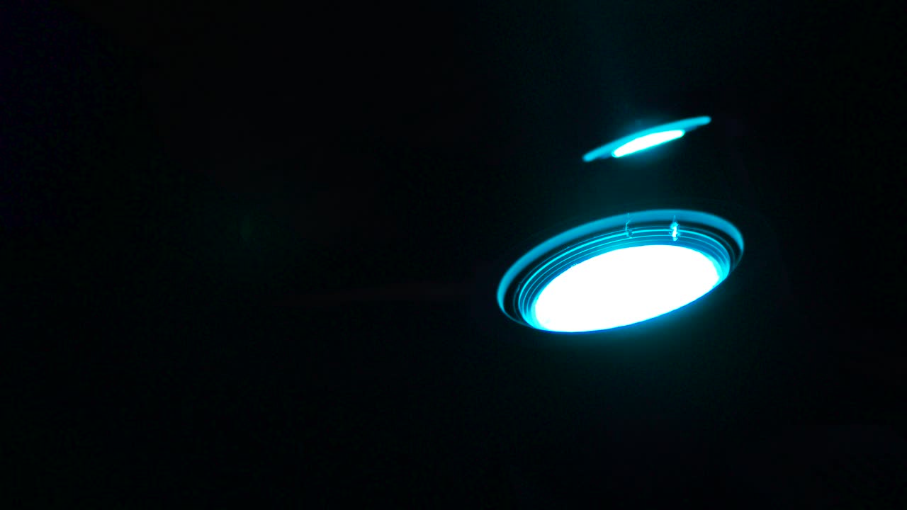 primer plano deslizante de luces de estudio iluminadas sobre un fondo negro