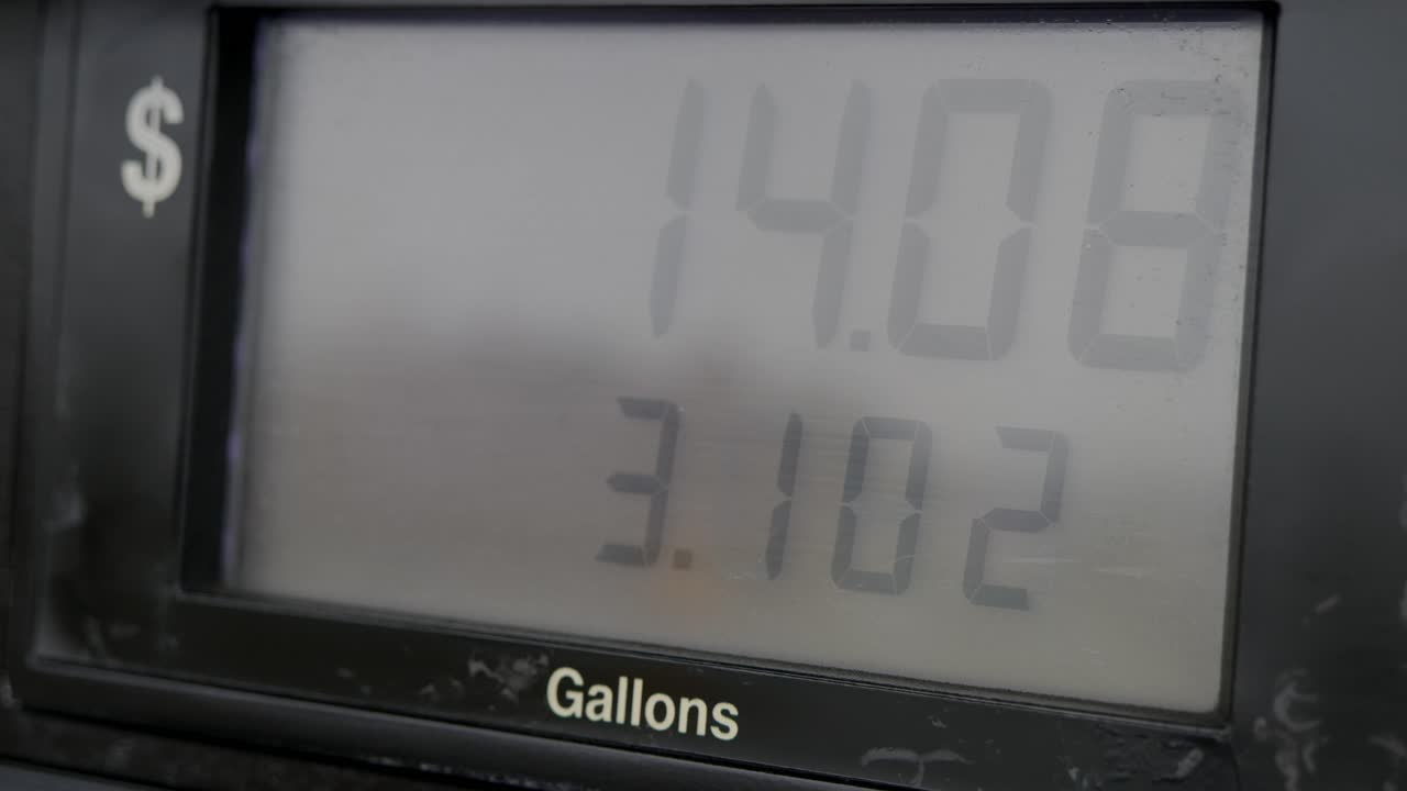 주유소 펌프 스크린이 13달러에서 20달러, 5갤런 미만으로 천천히 채워지고 펌핑됩니다.