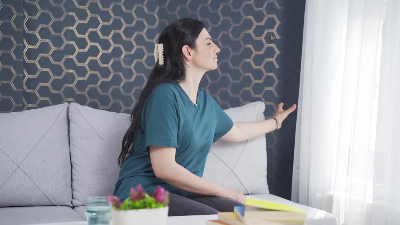 그 여자는 집에서 닫힌 커튼을 열었습니다.