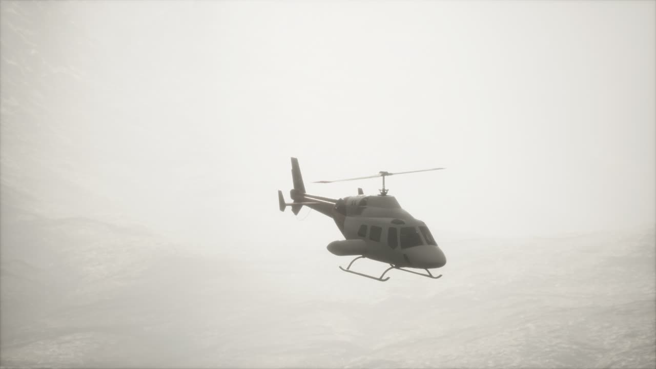 안개 가 있는 산 근처 에 비행 하는 극단적 인 느린 움직임 의 헬리 ⁇ 터