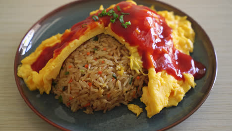 arroz frito aromatizado en una envoltura de tortilla o omurice al estilo japonés - estilo de comida asiática