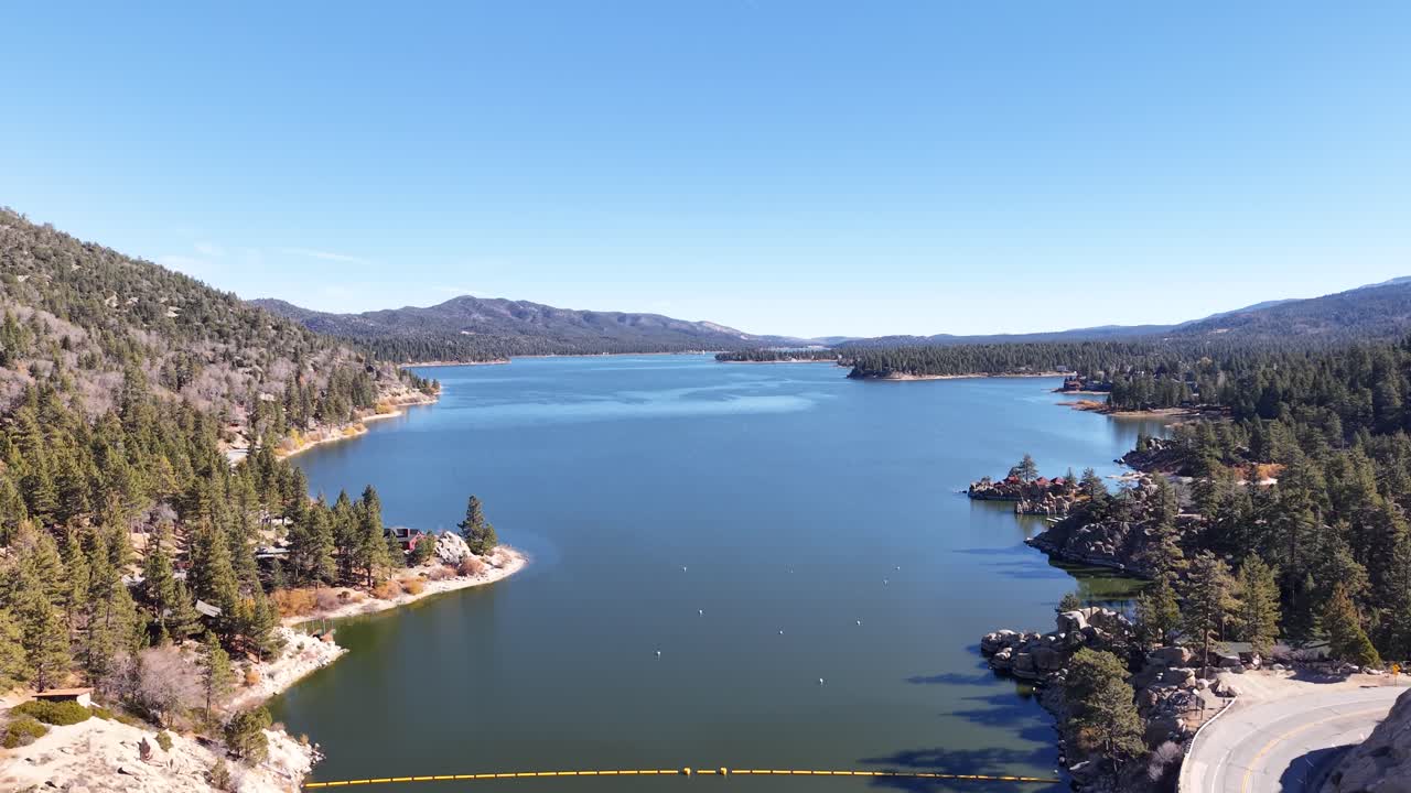 Innalzandosi sopra un lago di montagna