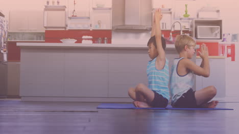 hermanos asiáticos y caucásicos realizando yoga en la cocina en casa