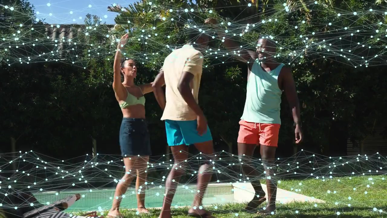 L'uomo a sinistra fa un passo avanti, un trio socializza a bordo piscina, con una sovrapposizione a rete che collega i gesti per la tecnologia.