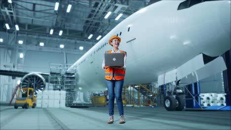 mujer ingeniera que trabaja en el mantenimiento de aviones