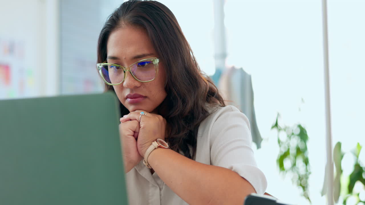 portátil, lectura y mujer trabajando en la oficina