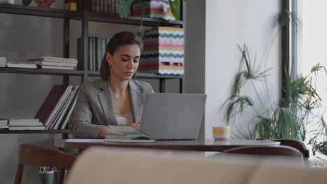 Frau,-Die-Von-Zu-Hause-Aus-Mit-Einem-Laptop-Arbeitet-Und-Gleichzeitig-Eine-SMS-Liest.-Frau,-Die-Laptop-Arbeitsstudie-Im-Büro-Verwendet.-Geschäftsfrau-Tippt-Laptop-Am-Arbeitsplatz-Frau-Arbeitet-Im-Heimbüro-Handtastatur.