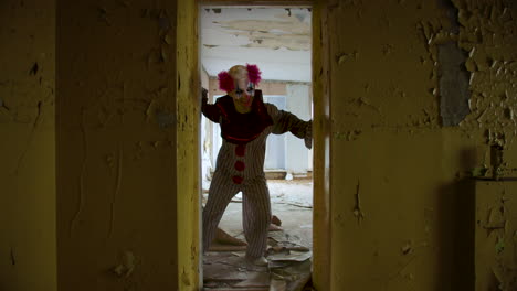 payaso aterrador en una casa abandonada