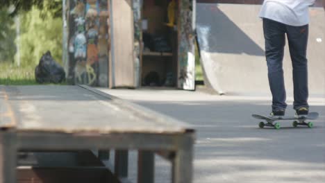 truco de patinaje en un skatepark grindbox - de cerca