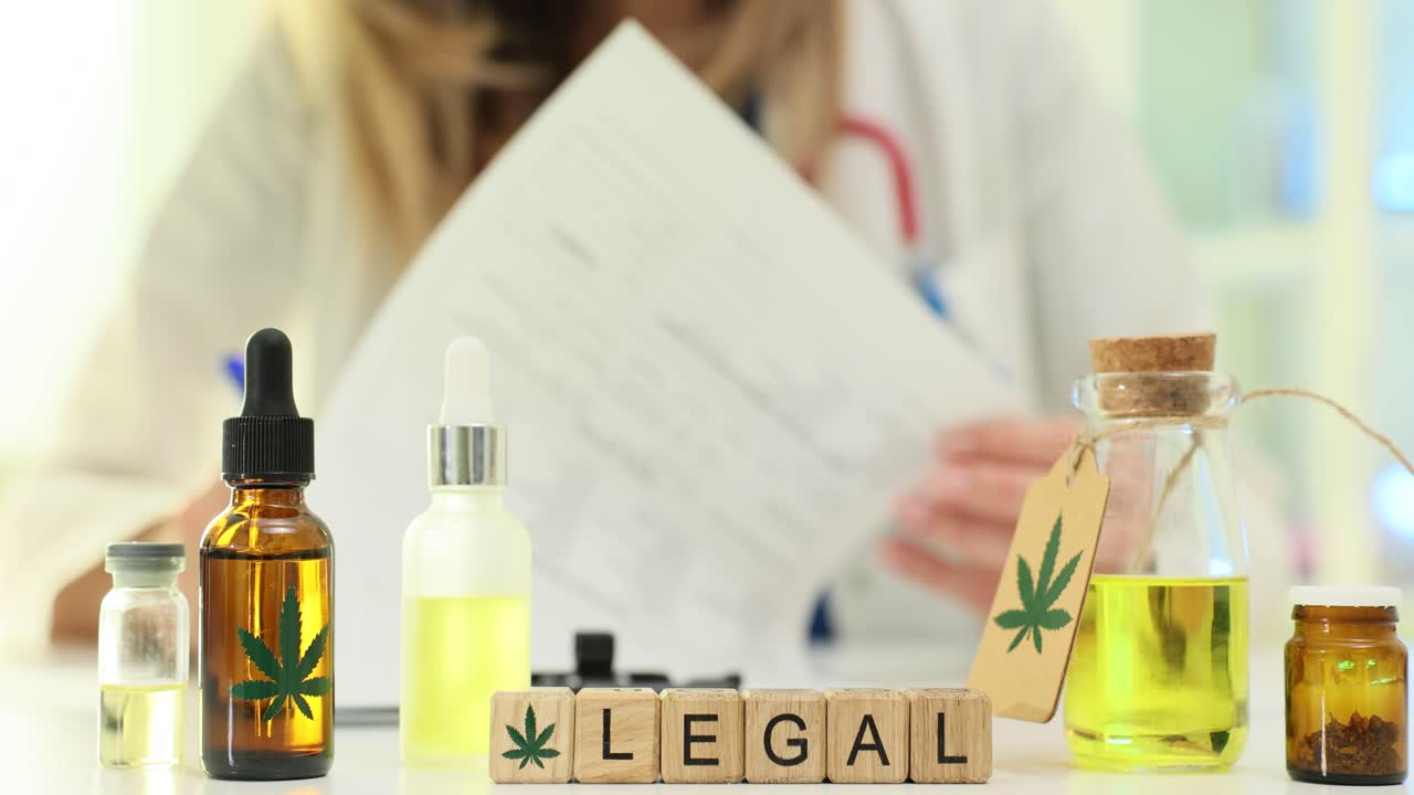 Medico che lavora con prodotti legali a base di olio di cannabis terapeutica