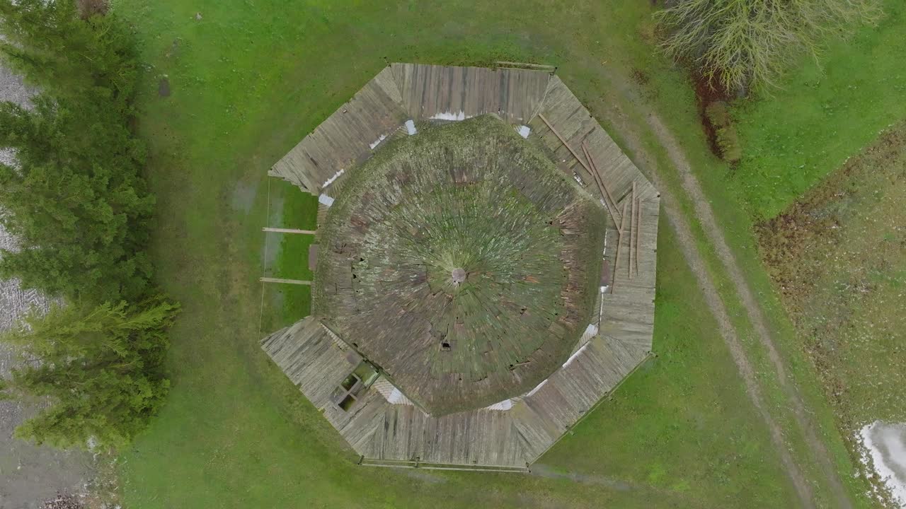 красивый вид с воздуха на старую деревянную ветряную мельницу посреди поля, ветряная мельница в пренклаву, пасмурный зимний день, съемка с дрона с высоты птичьего полета