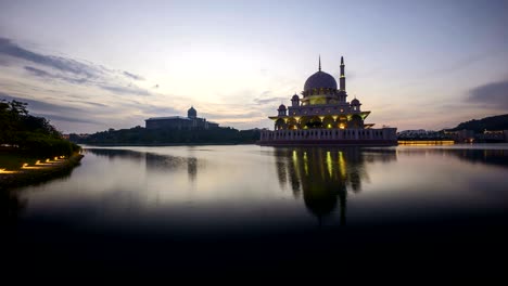 hermoso amanecer en la mezquita de putra, putrajaya.