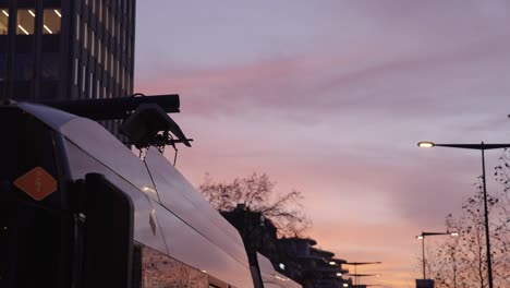 Elektrobus,-Der-Bei-Schönem-Sonnenuntergang-Erneuerbaren-Strom-Auflädt