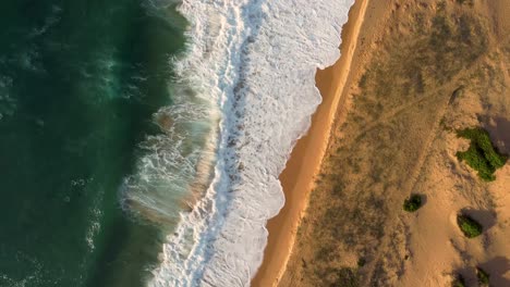 Vista-Panorámica-Del-Cielo,-Drone-Con-Vista-Panorámica-Sobre-La-Costa,-Olas-Del-Océano-Y-Arena-En-La-Costa-Central-De-Nueva-Gales-Del-Sur,-Australia,-3840x2160,-4k