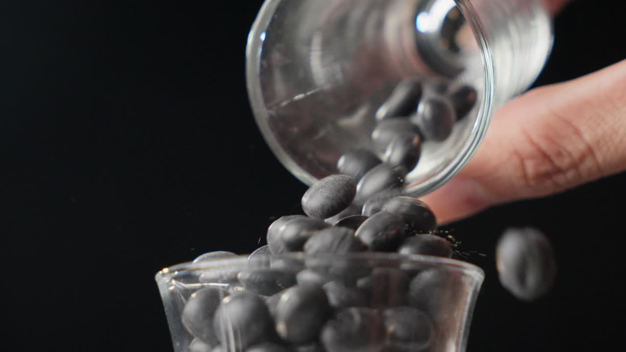 신장 검은 거북이 콩의 유리 그이 다른 그에 부어지고 있습니다.