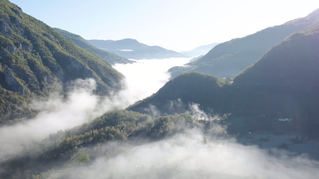 가을 시즌 동안 추운 아침에 낮게 깔린 안개를 비추는 햇빛과 함께 아침에 durmitor 국립 공원의 계곡
