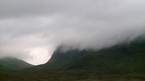 un lapso de tiempo de la niebla y la niebla rodando a través de una cadena montañosa cerca del pueblo de tarbert en la isla de harris, parte de las hébridas exteriores de escocia