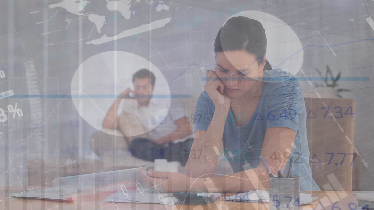 animación de la interfaz infográfica sobre una mujer caucásica discutiendo facturas con su marido en casa.