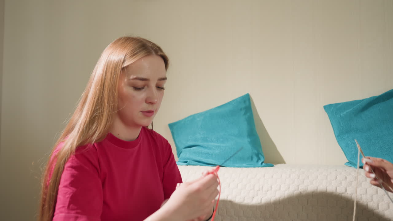 바늘 교환 장면, 조화롭게 조심스럽게 바늘을 주고받으며, 평온한 환경에서 정확하게 바늘을 공유하는 모습, 아시아인 강사와 백인 학생이 수업 중 꼼꼼하게 바늘을 교환해요.