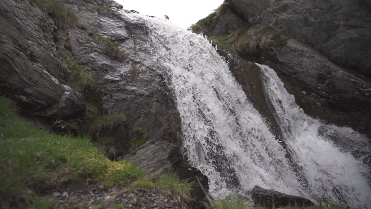 Naturdal med drikkevannsbekk, Fonts del Llobregat, Catalonia, Spania