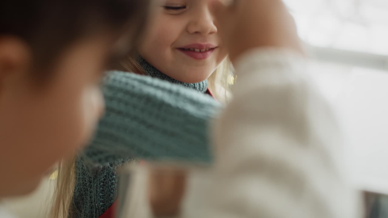 베이킹 도중 설탕 페이스트 를 맛보는 작은 소녀 의 비디오