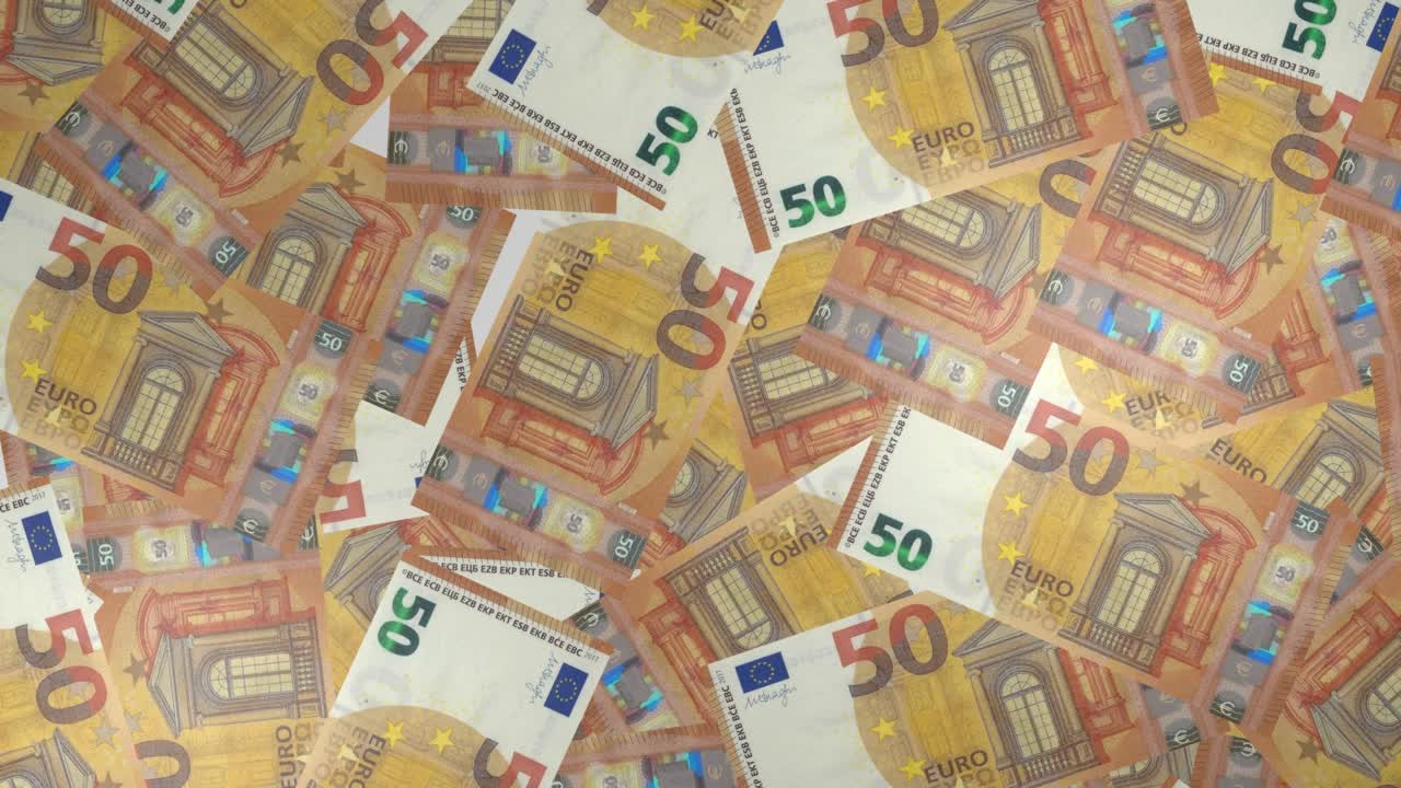 50 유로 지폐의 배경에는 많은 지폐가 있습니다.