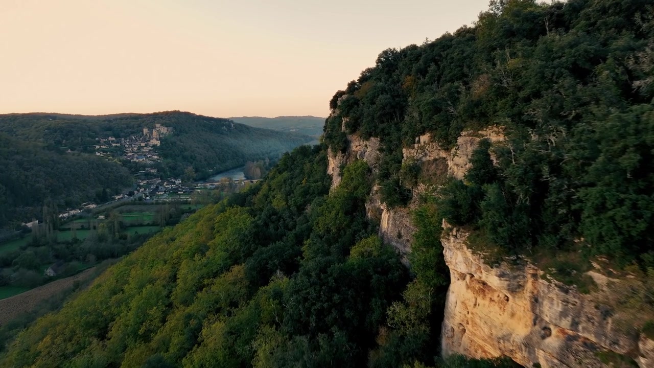 Scogliere al tramonto e borgo medievale nella Dordogna, Francia