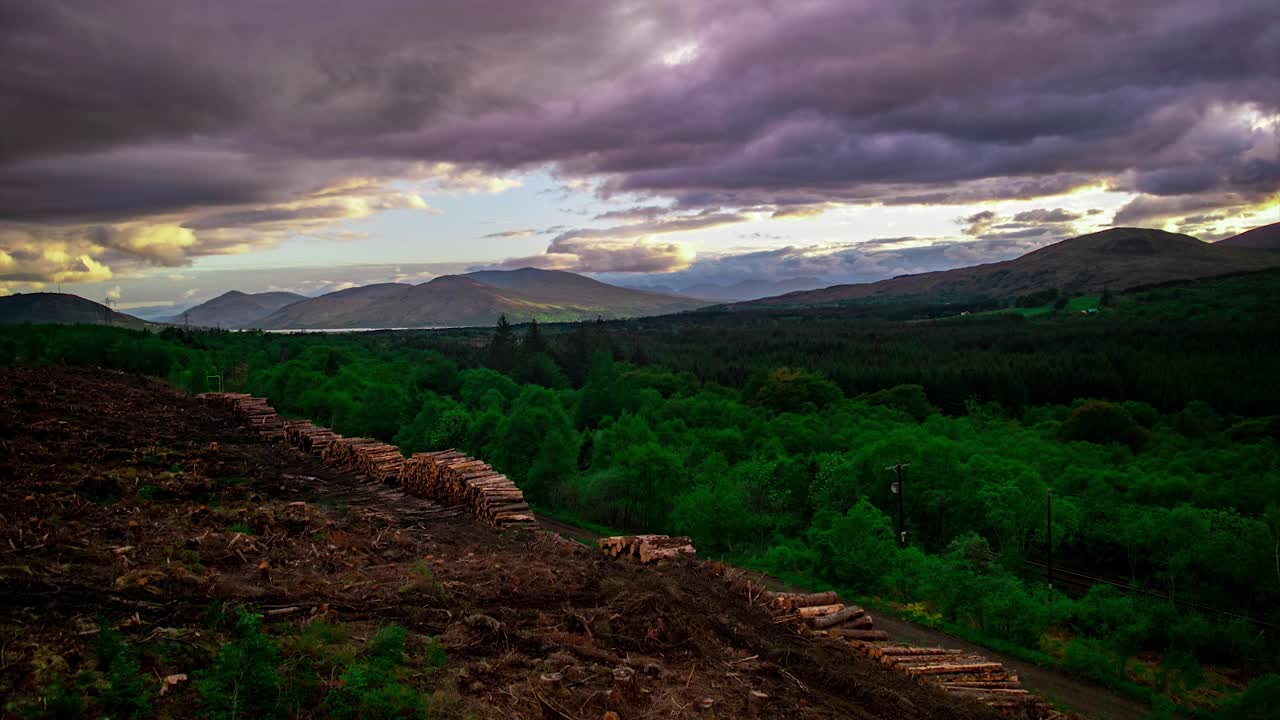 timelapse cinematográfico del atardecer escocés durante la hora dorada