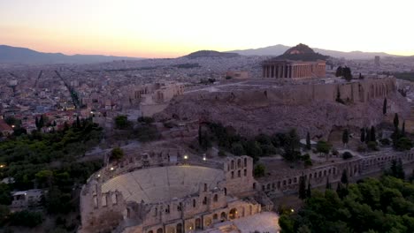 grecia acrópolis ciudad de atenas partenón, monte lycabettus, edificio del parlamento y edificios residenciales en la noche de verano