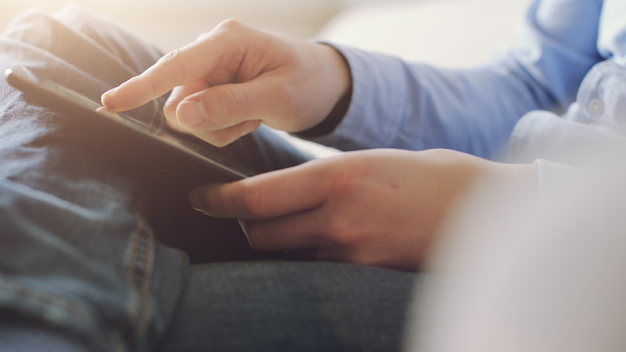 hombre de negocios con las manos usando una tableta para comprar en línea trabajando desde casa