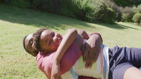 Feliz-Padre-E-Hijo-Afroamericanos-Jugando-En-El-Jardín,-En-Cámara-Lenta