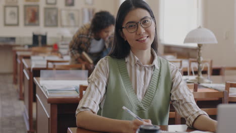 mujer estudiando en la biblioteca