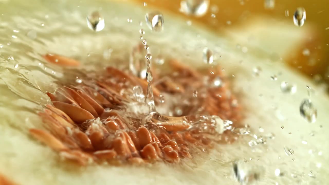 Acqua rinfrescante che schizza su polpa e semi di melone succosi