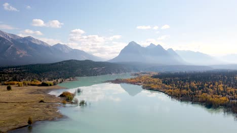 Vista-Aérea-De-La-Hermosa-Cordillera-En-Alberta,-Canadá