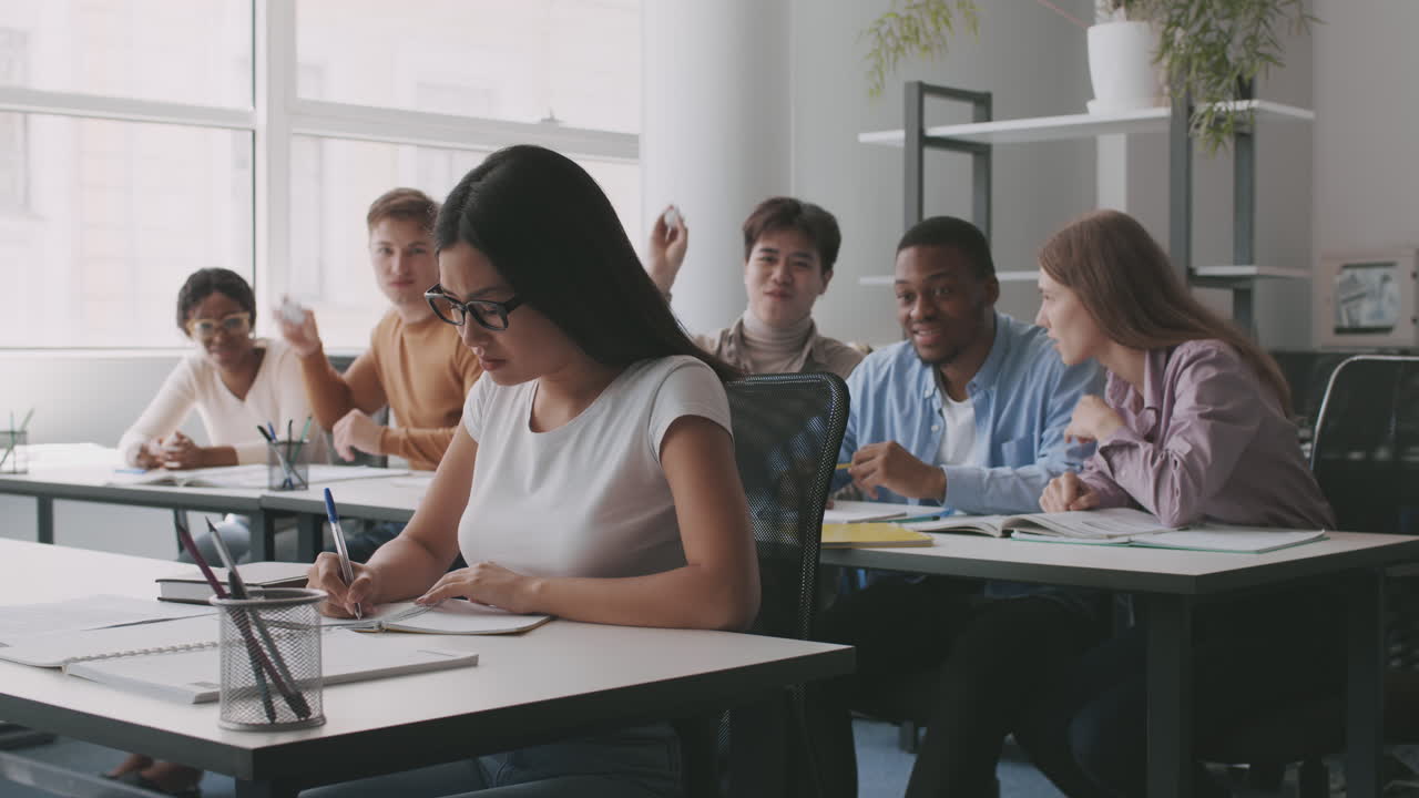 estudiantes que estudian en un aula
