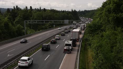 congestión de carreteras de dos carriles en un pequeño país europeo tráfico pesado que forma un atasco de tráfico en la carretera nacional entre el cinturón verde del bosque