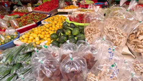 exhibición colorida de productos frescos en un mercado