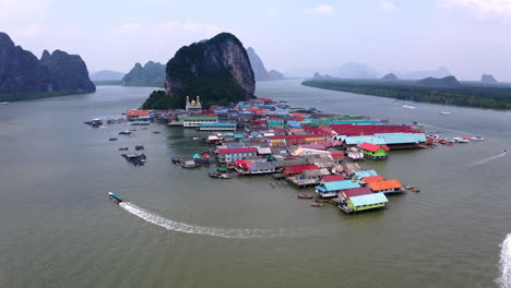 Botes-De-Cola-Larga-Que-Navegan-Alrededor-De-La-Isla-Flotante-De-Koh-Panyee