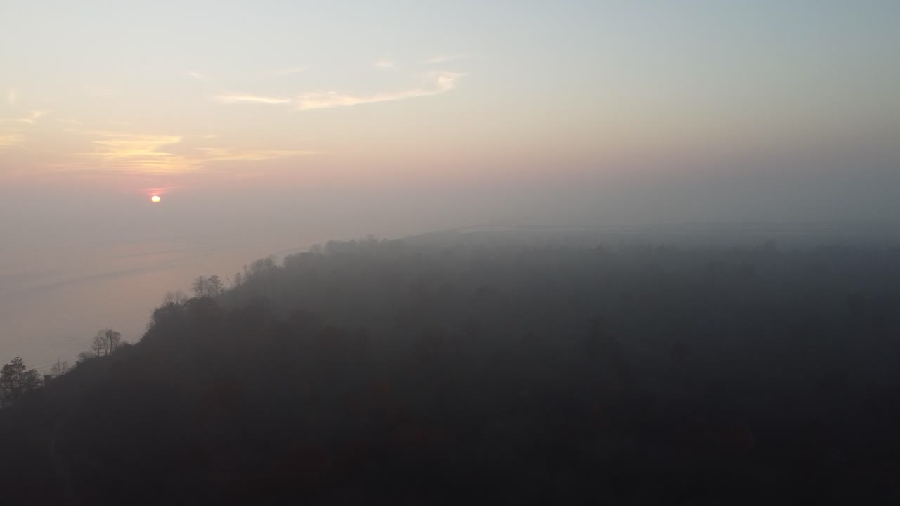 해가 뜨면 안개 가 가득 찬 숲 의 공중 전망, 지평선 을 내려다보는 태양