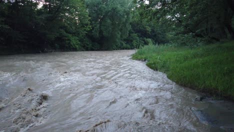 Fluss-Fließt-Nach-Starkem-Regen