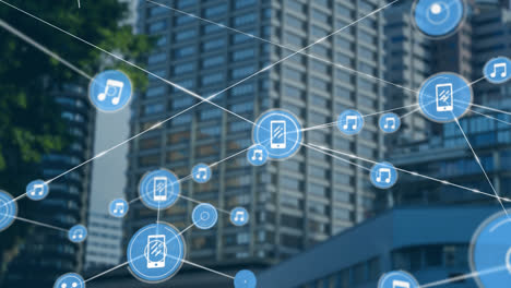 animación de una red de iconos digitales frente a la vista de edificios altos