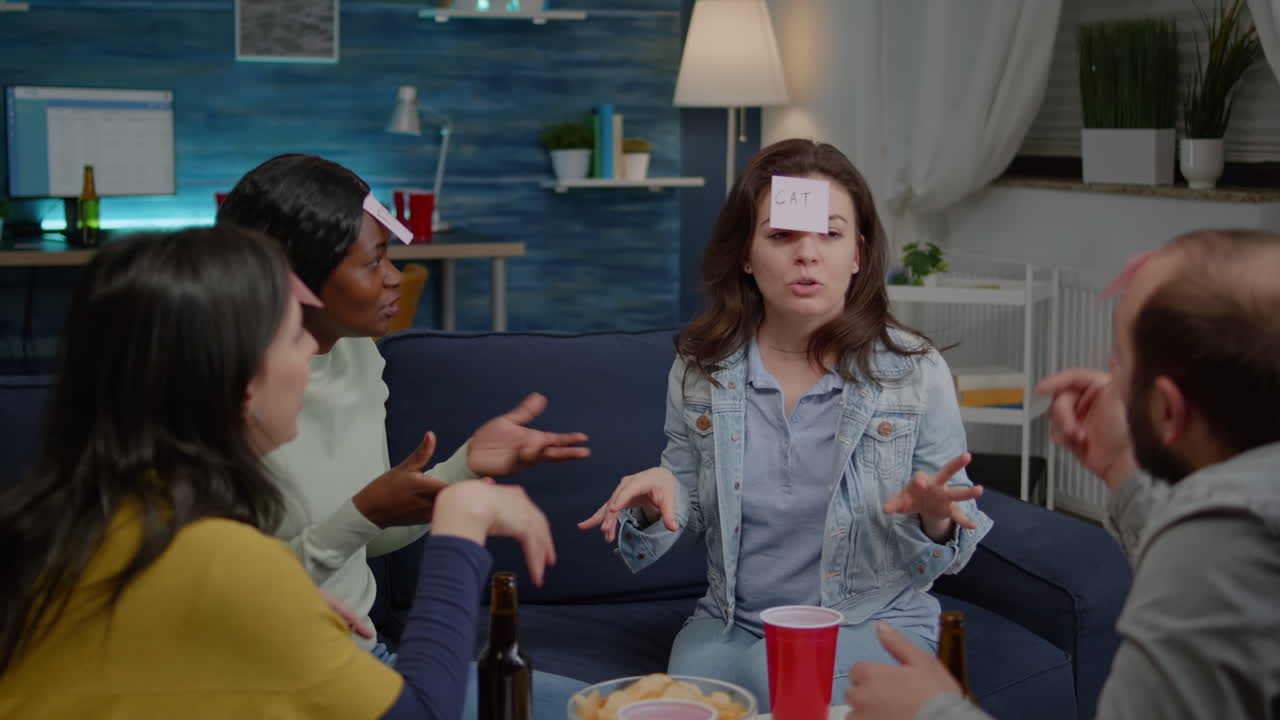 여러 민족의 친구들이 함께 시간을 보내고 누가 게임을 하는지 추측합니다.