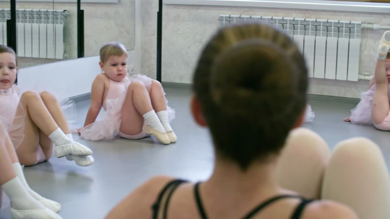 선생님과 함께 다리 높이기를 하고 있습니다.