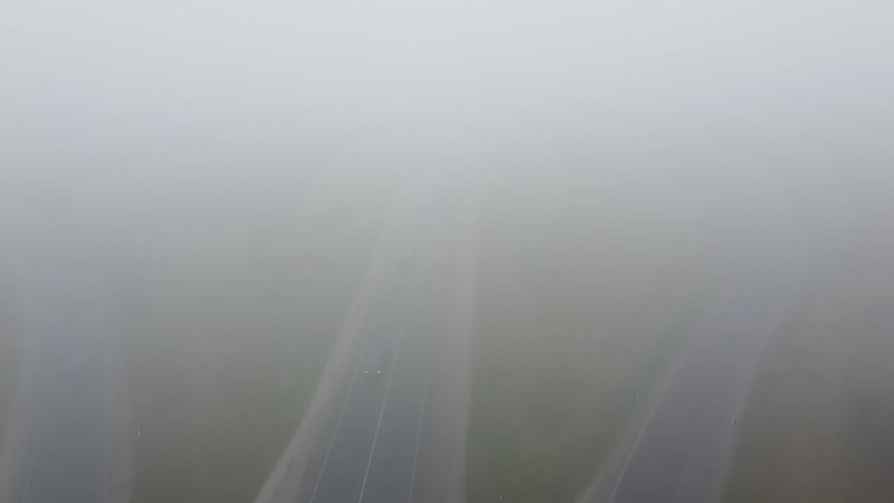 도로에서 강한 안개 항공 드론 뷰